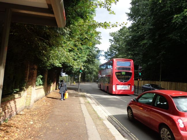 着きました。<br /><br />バス停の名前も判り易く「Kenwood House」。