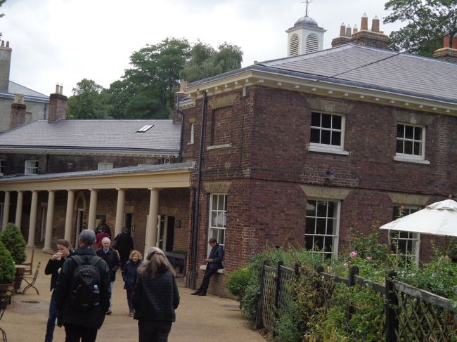 でも併設のカフェは賑わっているようです。<br />