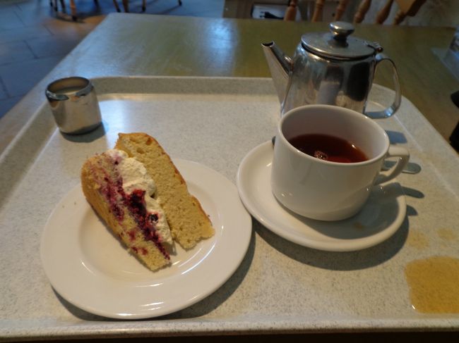 ヴィクトリアスポンジケーキと紅茶で。