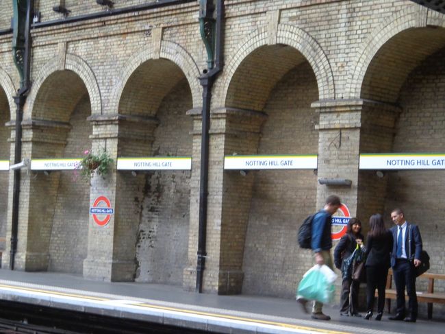 ノッティング・ヒル。ゲイト駅。<br /><br />なんて、こことハイ・ストリート・ケンジントン駅で「ねずみ」を見かけました。<br /><br />ペストが流行らなきゃいいんですが。<br />