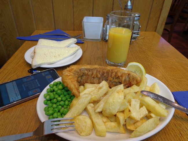 ヴィクトリア駅近くのSea Fresh Restaurant で、フィッシュ＆チップスのセットメニューで夕食です。<br /><br />お魚すごく美味しかったのですが、結局チップスは半分残し、ついてきたパンには全然手をつけられなかった。。単品にしとけば良かったです。