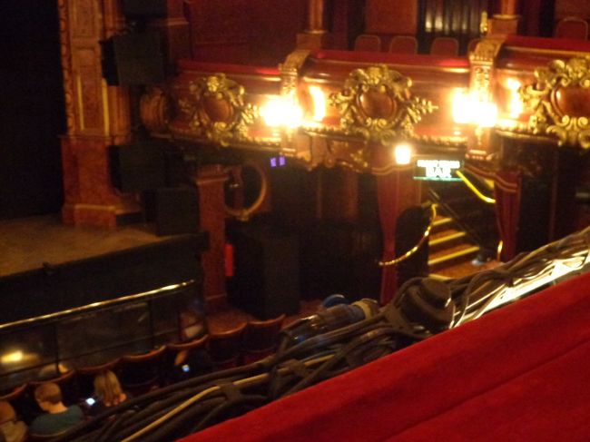 ミュージカルは面白かったです。<br /><br />子役は日替わりになるんですが、この回のビリー役はパキスタン系の男の子でした。しかしすっごい運動能力。。どれだけハードなレッスン積んだんでしょうね。<br /><br />デビー役の子は、ぽっちゃりしていて「子豚ちゃん」みたいで愛嬌がありました。