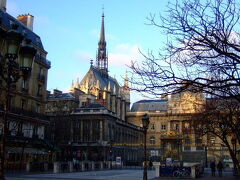 リュテス通り　Rue de Lutece

※ パリの名前の由来となった「パリシイ族の集落ルテティア（リュテス　Lutece）」の名前が付けられた通り。

メトロ・シテ駅を降り、地上に出ると、この写真のように、すぐに最高裁判所の建物とサント・シャペルの塔が見えます。

まずは、最高裁判所に取り囲まれるように残っている　サント･シャペル　へ向かいます。

（2008年12月撮影）