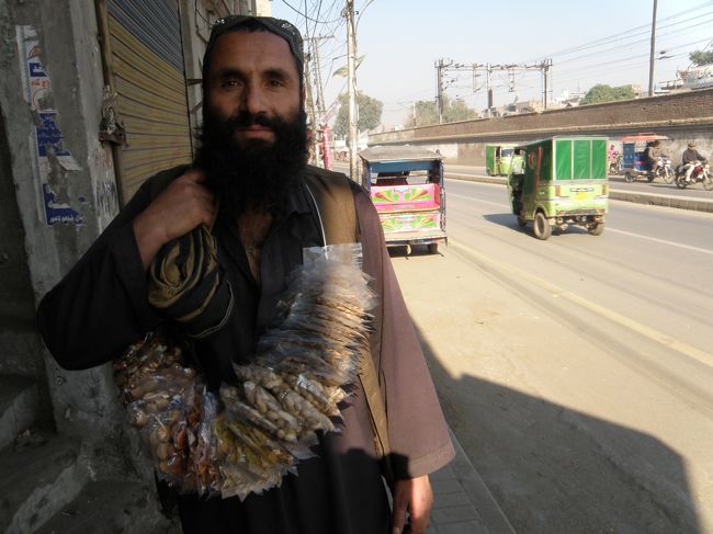 いろいろなナッツや干し果物を小分けした行商さん