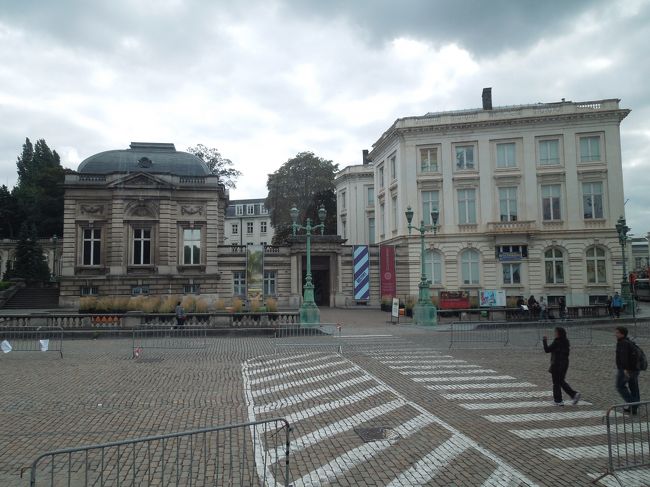 バスを降り、グランプラスまで歩きます。<br />石畳なので、靴には気をつけた方がいいです。