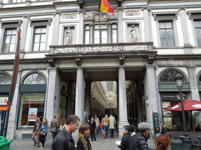 ギャルリー・サンチュベールへの入口です。<br />チョコレートショップ・ブランドショップ、カフェなどなどが並んでいます。<br />「王・女王・王子」の名前が付いた３つの通路にわかれています。<br />