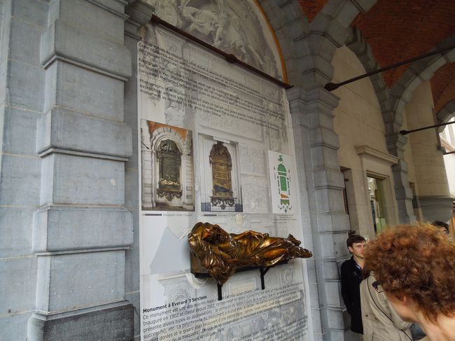 セルクラースの像です。<br />みんなに撫でられて、ピカピカです。<br />