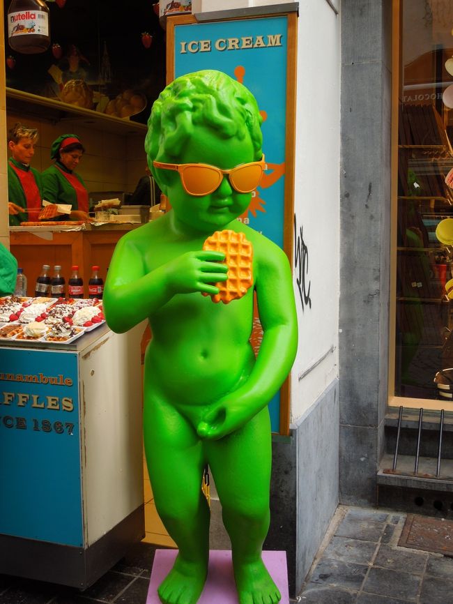 こちら、小便小僧の近くにあるワッフル屋さんの前に置いてあります。<br />派手ですね〜〜。