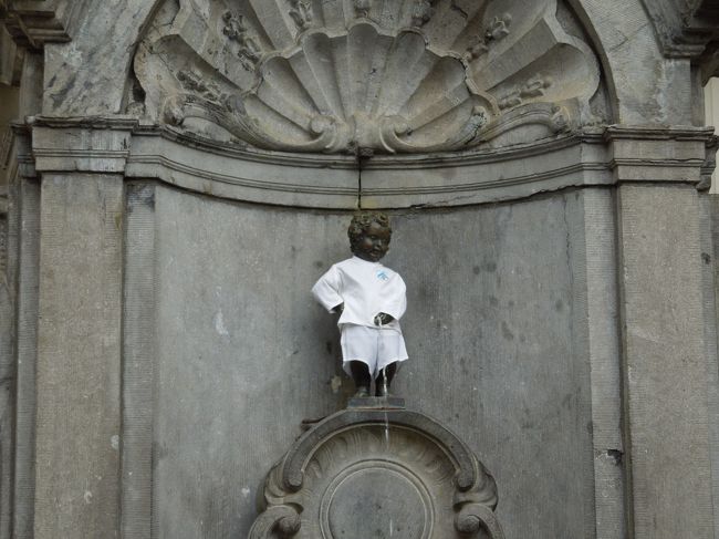 こちら、今日の小便小僧です。<br /><br />女の子バージョンの像も別の場所にあります。<br />鉄格子の中にありました・・・。<br />そして、服は着て無かった。小便小僧よりは有名ではないのでしょうね。