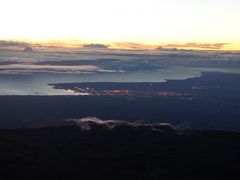 4200m、マウナケアの頂上まできました。
頂上からヒロの街明かりが見えます。
あまり高く感じないのは何故？