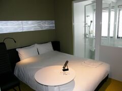 地下鉄御堂筋線で新大阪駅へ移動し、この日の宿泊先【レム新大阪】にチェックイン。
そして、また寝ました。
快眠がコンセプトのホテルだけあってベッドはふかふか。トイレとバスルームはガラス張り。
