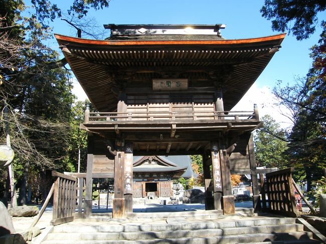 三門　天正10年（1582年）4月3日、甲州征伐で武田氏が滅亡した後に恵林寺に逃げ込んだ六角義弼の引渡しを寺側が拒否したため、織田信忠の派遣した津田元嘉・長谷川与次・関成重・赤座永兼らによって焼き討ちにあった。快川和尚、壮絶な火定（かじょう）したと伝えられる場所に建つ現在の三門。快川和尚は「安禅不必須山水減却心頭に火自涼」（あんぜんかならずしもさんすいをもちいずしんとうめっきゃすればひもおのずからすずし）と唱え火定した話は有名ですね。