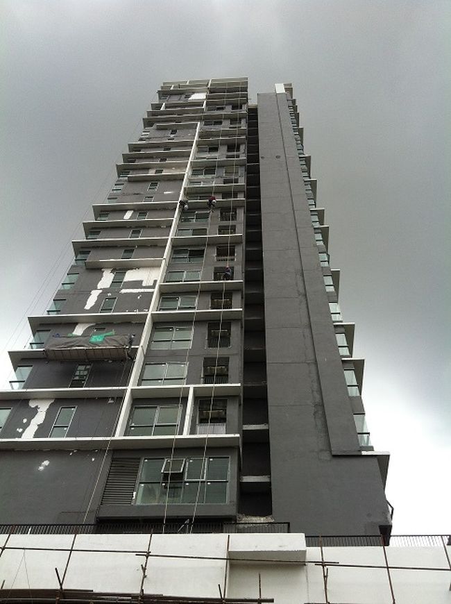 コンドミニアムの工事現場。<br /><br />よく見ると、人が。。。。