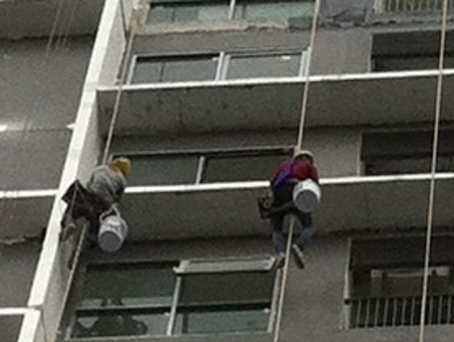 命綱なんて無いよね？<br /><br />つか、そのぶら下がってるロープ１本が命綱代わりなのかな？<br />