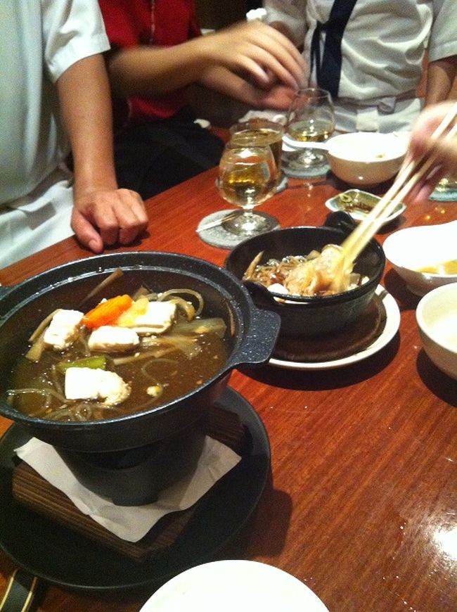 対して、タイ人のスタッフが作ったすき焼きは、<br />味が薄く、今一歩な完成度。<br /><br />美味しく作る方法をスタッフに伝授して、<br />次回への宿題にしたよ。<br />