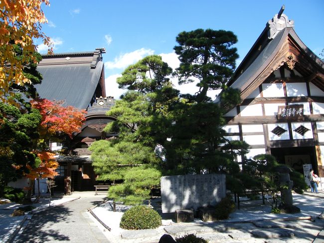 左が本堂で真ん中に見える門が本堂の門。右が庫裏。