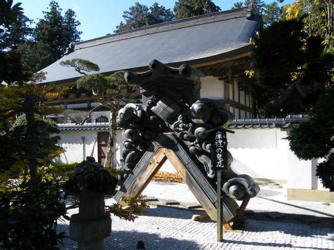 鬼瓦、武田菱の紋が光っていました。