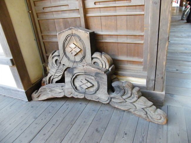 日本庭園の廊下に置かれていたもの。どこに使われていた物か不明。