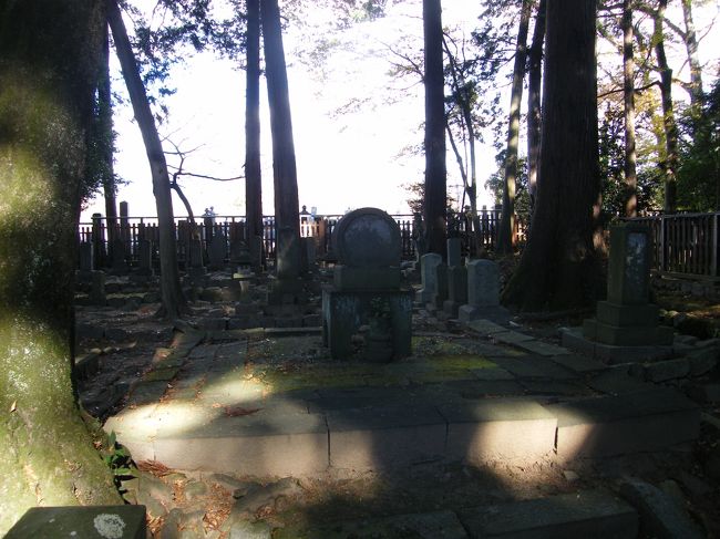 武田家臣供養塔。