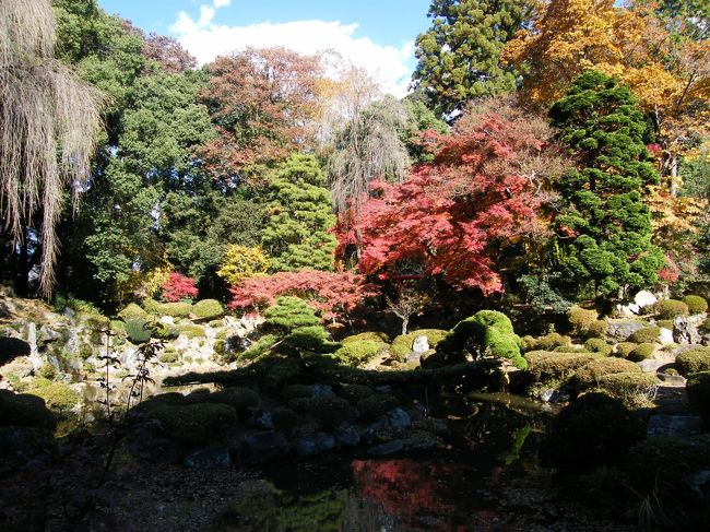説明板にはこう書いてあります。<br />史蹟名勝　恵林寺庭園　国指定になる史蹟名勝恵林寺庭園は鎌倉時代末期の元徳二年（１３３０年）時の名僧夢窓国師によりて当山が開創せられし時国師自らの手を染めし禅林の名園なり　国師この十年の後京□にて天龍寺西芳寺（苔寺）両庭園を築造せられともに国師作造の代表庭園として著名なり。本庭園は本来禅の修行道場にして国師築造の深渕なる奥秩父連峰を借景となす遠望を秘め森羅万象の□を包含せし意図□然たり庭内に臥竜松など十景を映じ、左右に雄瀑布（皷滝）雌瀑布（琴滝）を配し上段は枯山水下段は心字を中心となす池泉回遊式なり　江戸時代甲斐国主柳沢美濃守吉保候は勅許にて甲斐八景を選び外山前中納言光顕卿をして当庭園を左の如くに嘆詠せり<br />「静かなる夕べの鐘のこえききて　見れば心の池もにごらず」<br />庭園全景。