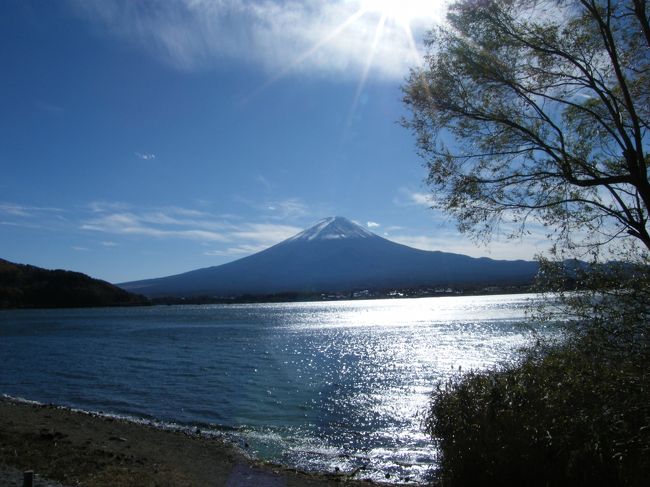 河口湖の向こうに富士を望む。昼下がりの富士山です。風が強く水面が波立っていました。今日の滞在先に向かいます。