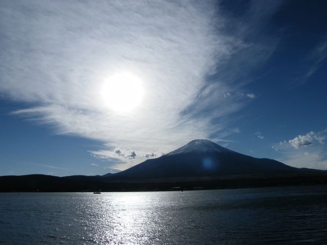 山中湖から望む富士。午後３時頃。山頂の左上の雲の中に太陽が隠れています。