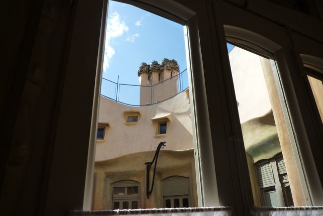 窓からの景色。吹き抜け側です。屋上には独創的なキノコ?型の煙突が見えます。アガリスクみたい…