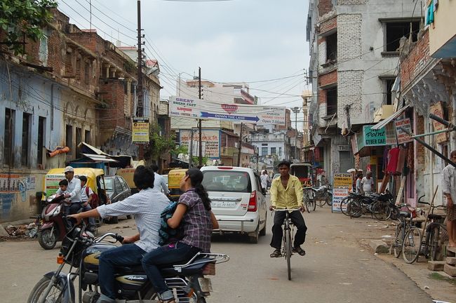 チキンハートでチキンヘッドな私は、ドキドキもすぐ忘れ颯爽とガンジス河見学へと向かい・・向かい・・・向・・・かい・・<br /><br />向かいたーい！！！<br />何故か私の周りだけ人口過密状態。<br /><br />はーなーしーてーよ!<br /><br />前に進めません・・<br /><br />だーかーらー！！お前の家で手作りチャイなんか飲まないっつうの(*`Д´)ノ<br />だーかーらー！！このボケ顔（私の事）に高級シルクは似合わないってば(*`Д´)ノだーかーらー！！・・・え？ターリー？ふむふむ、美味しいやつ？ふ〜ん・・いやいや、行かないから(*`Д´)ノ・・店の名前だけ教えといてくれる？<br /><br />拙い英語を駆使し、肩を脱臼しそうなくらい腕を振り回し（ゼスチャーで）、この鍛え上げた上腕二頭筋や大腿四頭筋をフル稼働させてなんとかガンジス河へ(=`ェ´=)。<br /><br /><br /><br />