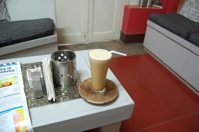 いやはや・・これはカフェラテでしたかしら？<br /><br />味に関しては、普通かな？<br />私は屋台飯とかが好きなので、そういう味への期待値の高さが邪魔して・・<br /><br />でも、お店の方は親切だし小奇麗だし、旅の初日の右も左も分かりません。ゆっくり座って一休みしながらガイドブックと地図広げたい！な状況の際には行く価値ありと思います。<br /><br />まあなんだかんだで完食してるんですけどね。<br />ご飯と飲み物で200pくらい