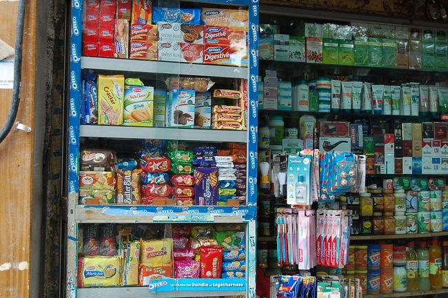 店を出て、プージャーへ・・まっすぐ向かう筈もなく(笑)<br /><br />7時くらいからなのでまだ時間あるし、あっちの小道こっちの小道へ誘いこまれ、第二の胃袋始動！！<br /><br />お菓子購入。