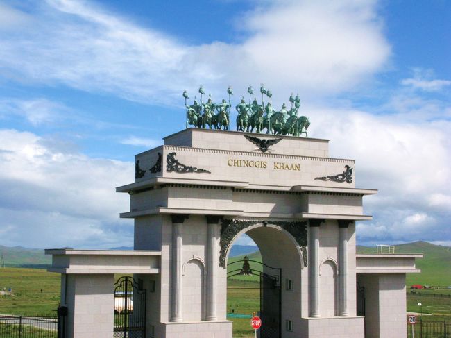 騎馬像への入口には、こんな“CHINGGIS KHAAN”と書かれた凱旋門のようなものも建てられていました。
