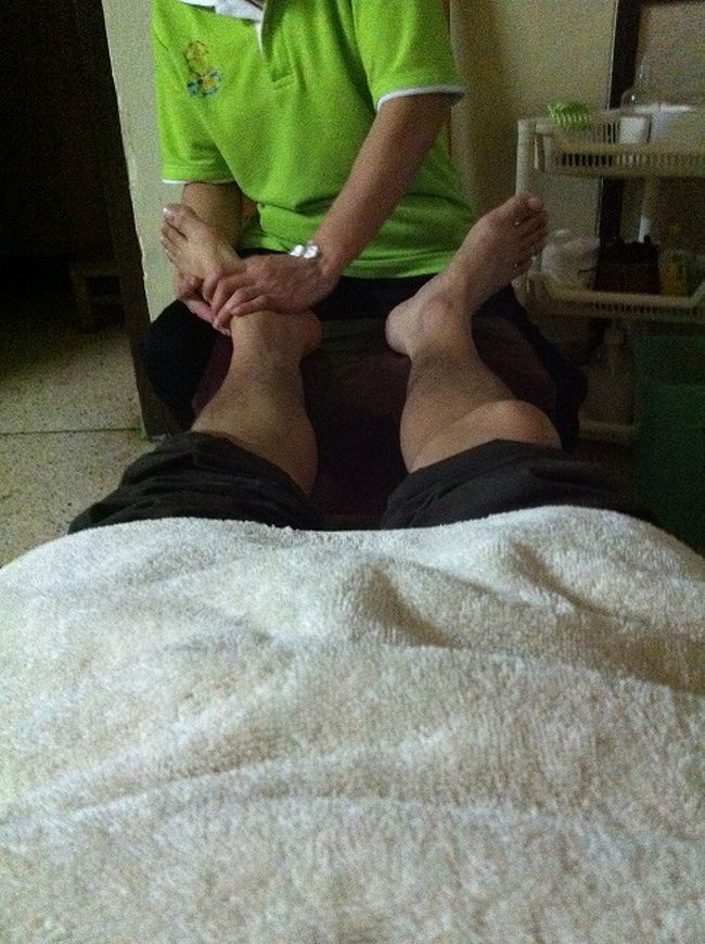 朝から、トンローにあるシースイーホン先生の足裏専門のマッサージへ。<br /><br />痛気持ちい〜。。。。