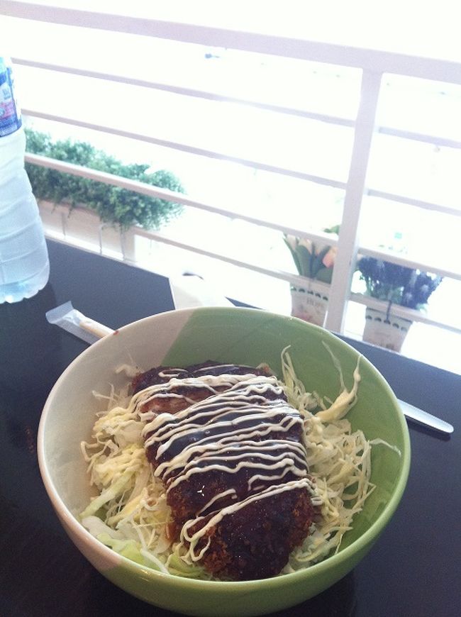 <br />昼は、またまた同じ店で同じカツ丼を食べてしまた。