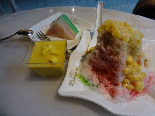 １１時、マリーナベイサンズをチェックアウト。<br />フロントに荷物を預けて、ザショップスアットマリーナベイサンズへ。<br /><br />アイスカチャン（カキ氷）、ニョニャ菓子、マンゴープリン。<br />「シンガポールスイーツ、いただきっ！」