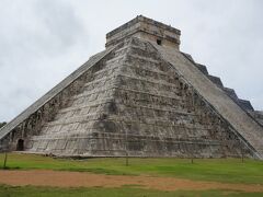 メリダの街からバスで約２時間走り、今回の旅のメイン（目玉）の1つチチェン・イッツァ遺跡にやってきました。