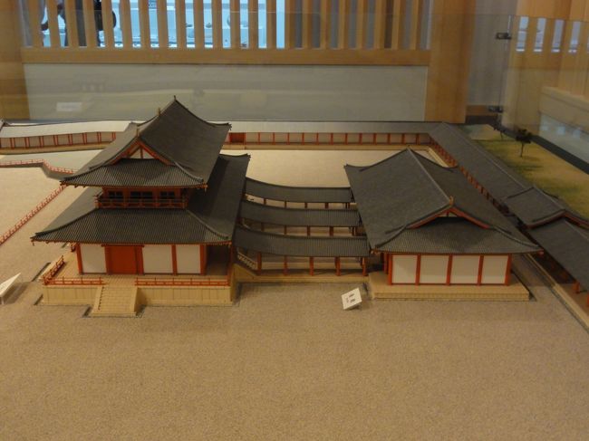「大極殿」　の後ろには　「後殿」　があったようです。