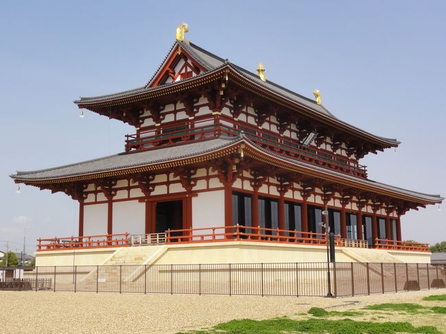 建物は　「二重」　で、上重の屋根は　「入母屋造本瓦葺」　です。<br /><br /><br />「屋根瓦」　が　「約９万７０００枚」　使われてます。<br /><br /><br />