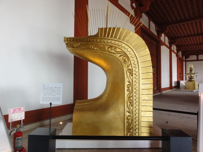 「鴟尾（しび）」　です。<br /><br /><br />「瓦葺屋根の大棟」　の両端につけられる　「飾りの一種」　です。