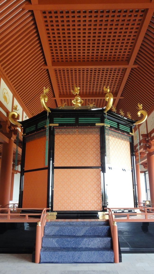 「高御座（たかみくら）」　の　「側面」　です。