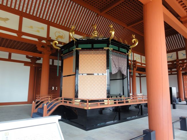 「大極殿」　の　「中央」　です。