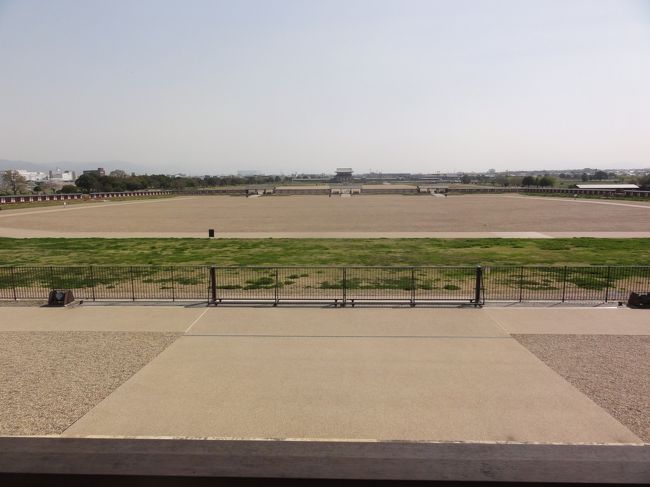 「大極殿」　から見た　「平城宮跡」　です。<br /><br /><br />「朱雀大路」　が　「一直線」　に通っていました。