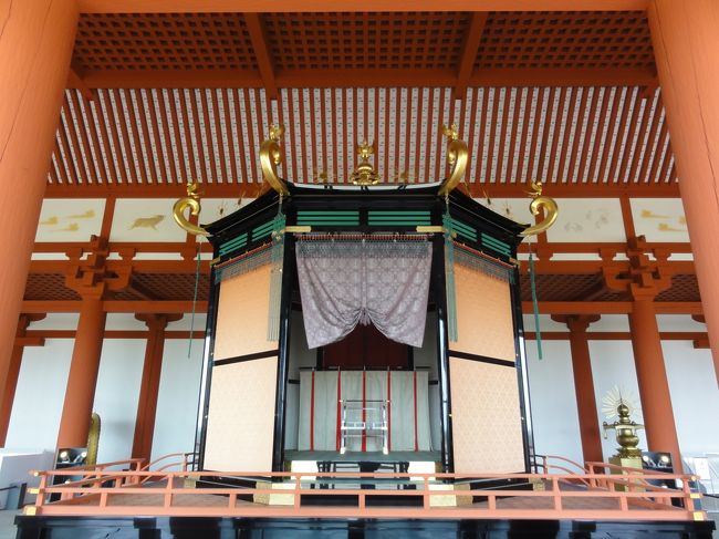 「高御座（たかみくら）」　です。<br /><br /><br />「天皇の玉座」　です。<br /><br /><br />ただ、「推定復元」　で、「大正天皇」　の　「高御座（京都御所）」　を参考している模様。