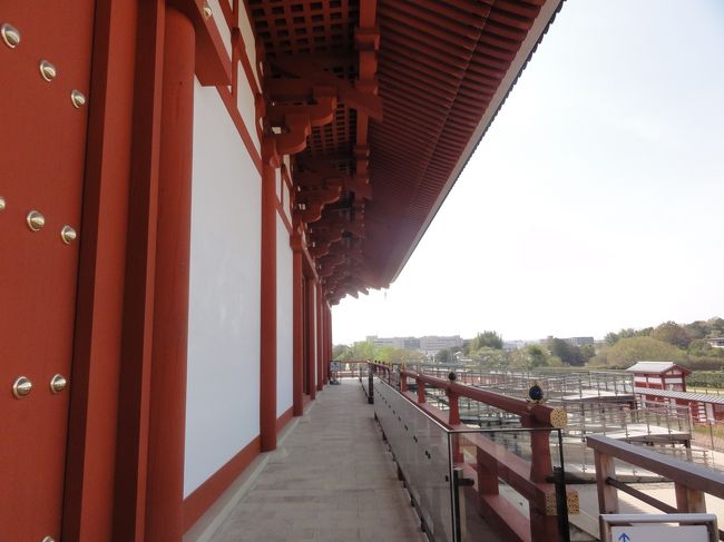 「平安神宮外拝殿」　は　「平安京」　の　「大極殿」　を模して建造されています。