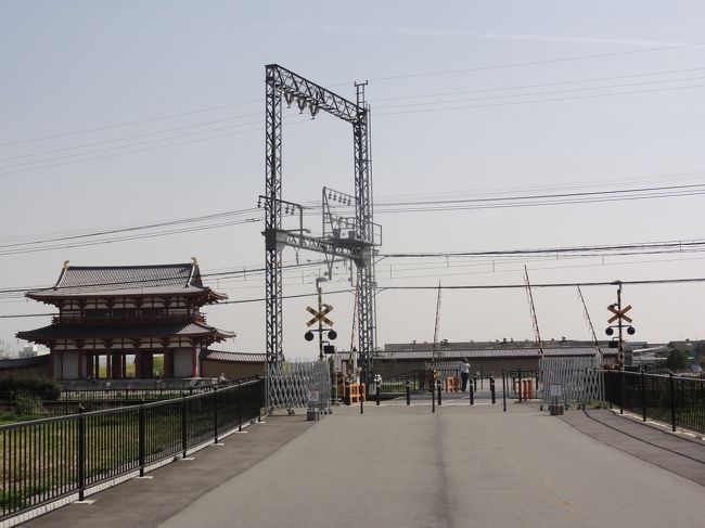 「大極殿」　から　「約１ｋｍ程」　歩いて　「平城京歴史館」　へ向かいます。<br /><br /><br />途中には　「近鉄奈良線」　の　「踏切」　があります。