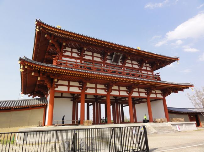 「朱雀門」　。<br /><br /><br />「朱雀」　は中国の　「伝説上の鳥獣」 です。<br /><br /><br />「平城宮跡」　の　「１２の門」　のうち　「最も重要な門」　です。