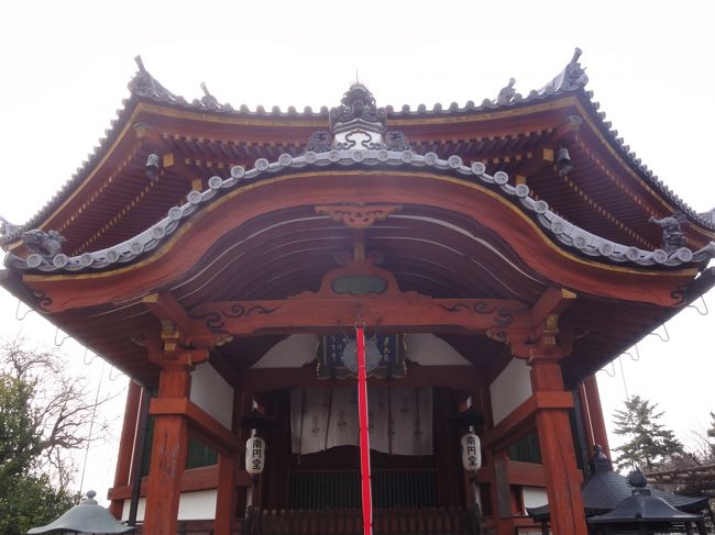 「南円堂」　は　「８１３年」　に　「藤原北家」　の　「藤原冬嗣」　が父である　「内麻呂追善」　のため創建した八角堂です（ウィキ）。