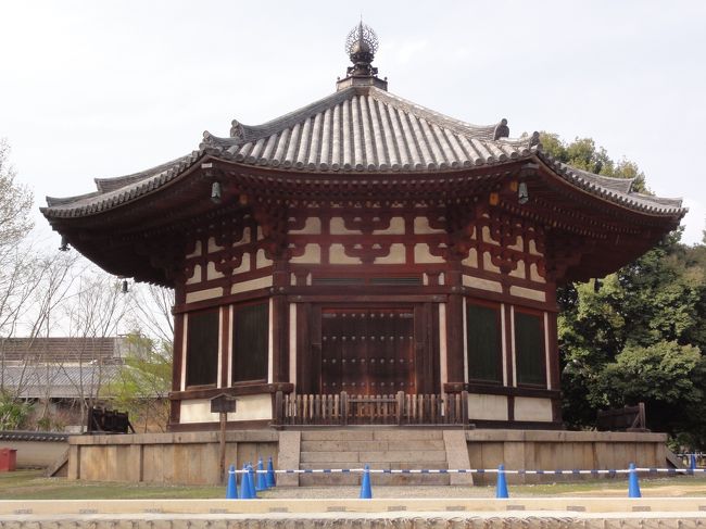 「北円堂」　です。<br /><br /><br />「国宝」　に指定されています。