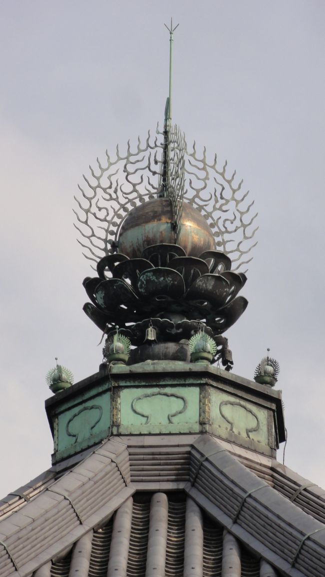 現在の建物は　「１２０８年頃」　の再建で、「興福寺」　に現存している建物の中では　「最も古い建物」　です。<br /><br /><br />「北円堂」　は　「721年」　に　「藤原不比等」　の　「一周忌」　に際し、「元明上皇、元正天皇の両女帝」　が　「長屋王」　に命じて創建させたものです。<br /><br /><br />（ウィキペディア）