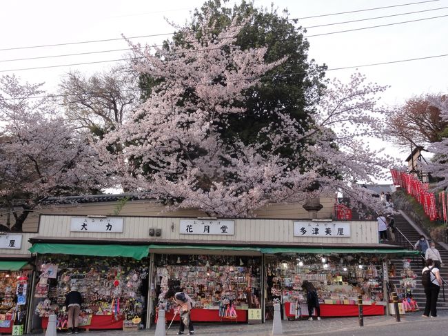 「三条通り」　には　「ＪＲ奈良駅」　へと続く道で、「お土産屋」　が多くあります。<br /><br /><br />