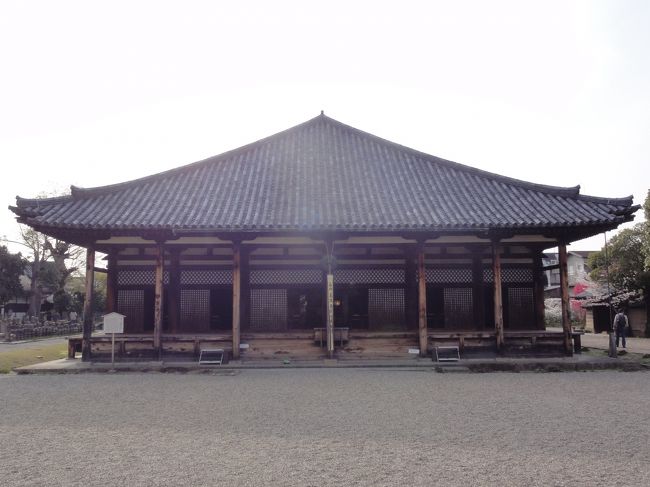 「東」　が　「正面」　です。<br /><br /><br />※　「東」　を正面とするのは　「阿弥陀堂建築」　の特色。<br /><br /><br /><br />